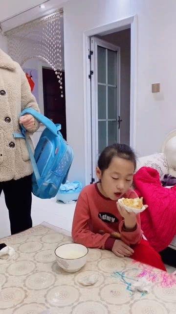 和女儿吃饭搞笑视频