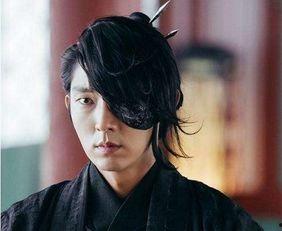 李准基家室背景,家世背景揭秘，明星之路背后的故事