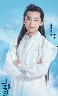 易烊千玺个人资料介绍,多才多艺的青春偶像，全面发展的未来之星